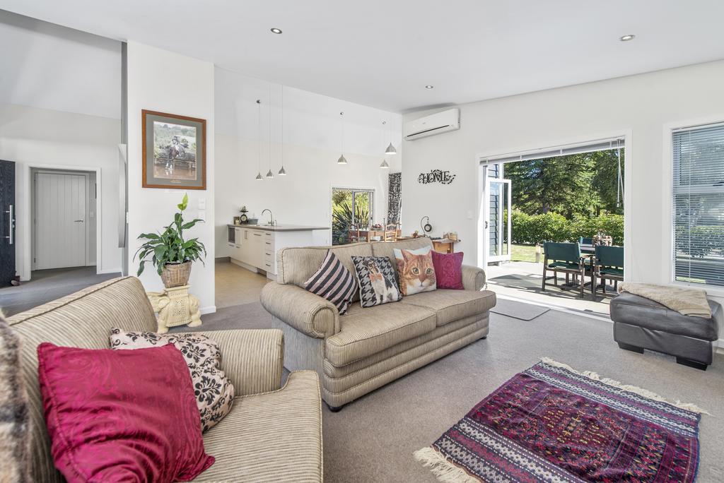 Lupin Lodge Bed & Breakfast Taupo Exterior photo