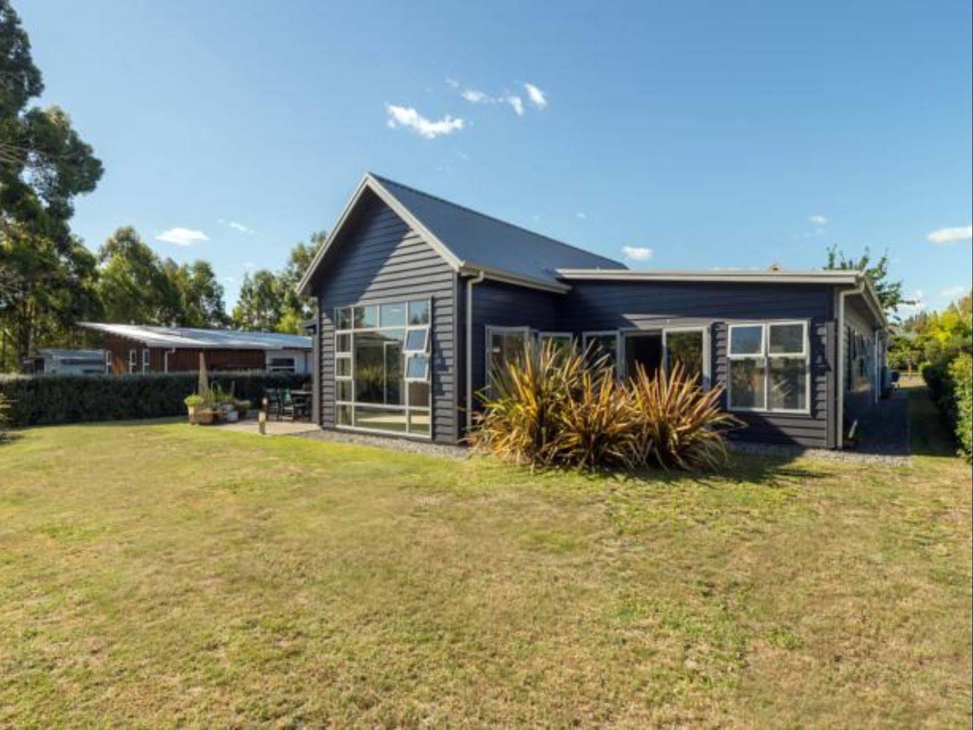 Lupin Lodge Bed & Breakfast Taupo Exterior photo