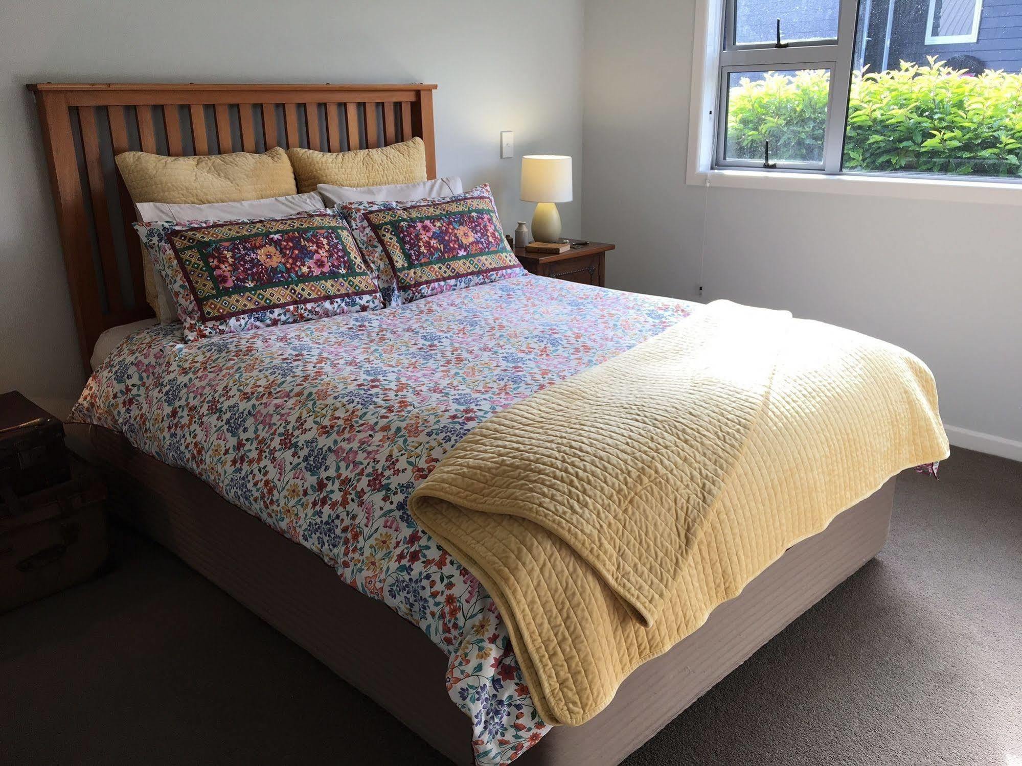 Lupin Lodge Bed & Breakfast Taupo Exterior photo
