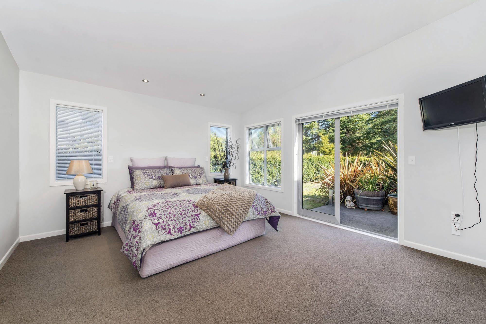 Lupin Lodge Bed & Breakfast Taupo Exterior photo