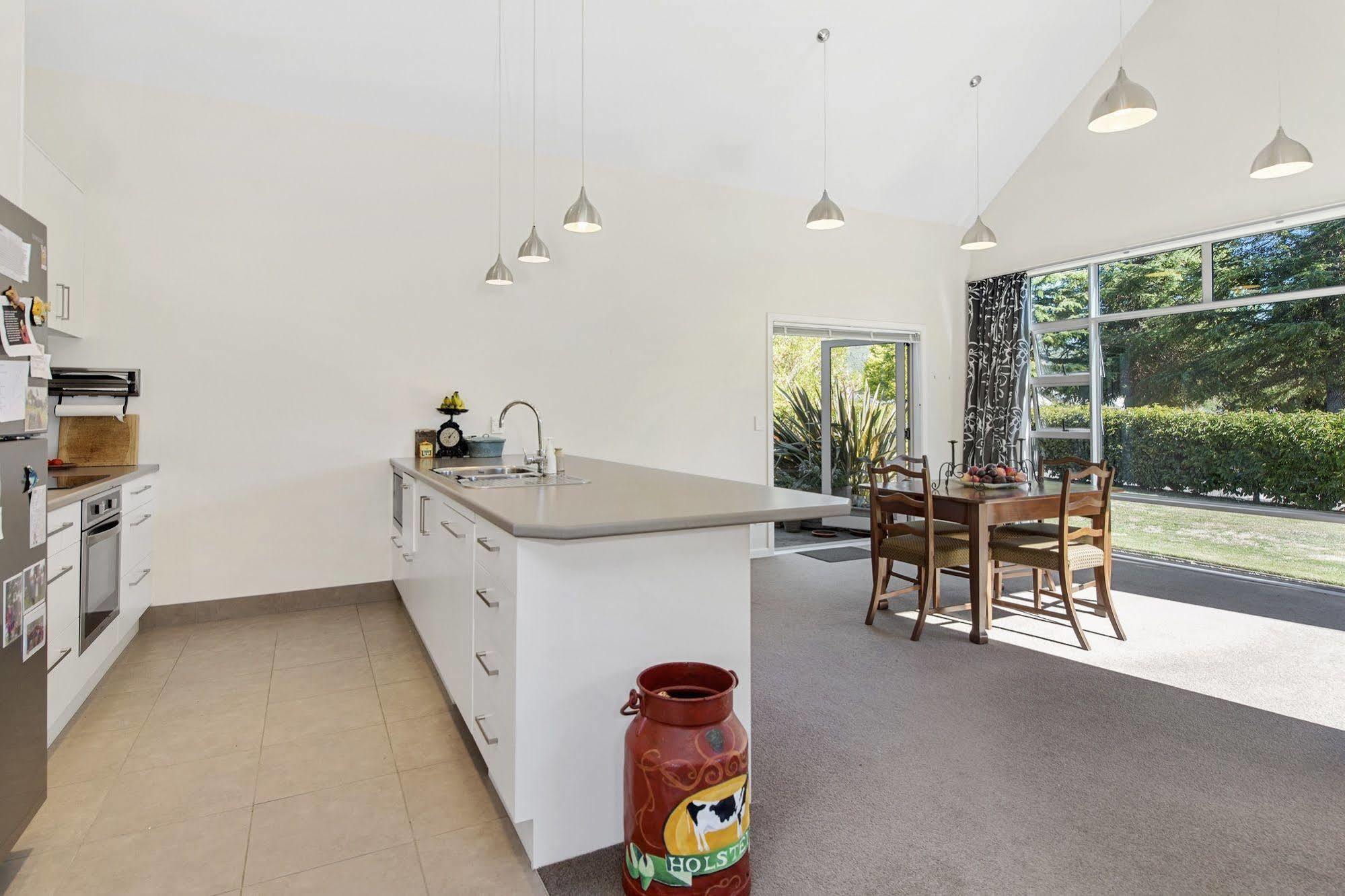 Lupin Lodge Bed & Breakfast Taupo Exterior photo