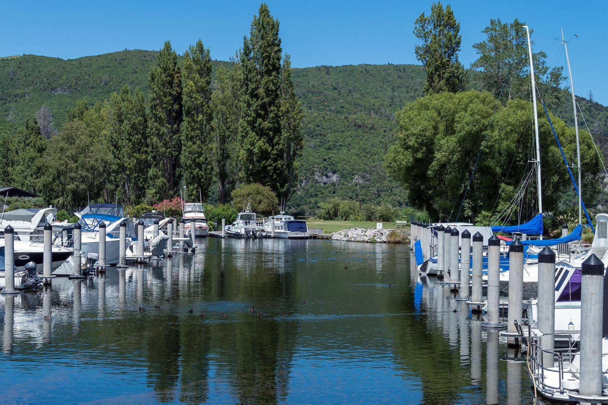 Lupin Lodge Bed & Breakfast Taupo Exterior photo